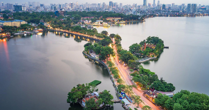 Overview of Thanh Nien Street and West Lake Hanoi