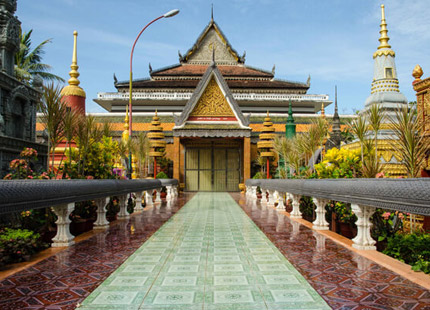 visit Wat Thmei